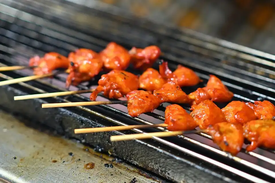 Brochetas de pollo sobre brasas de carbón