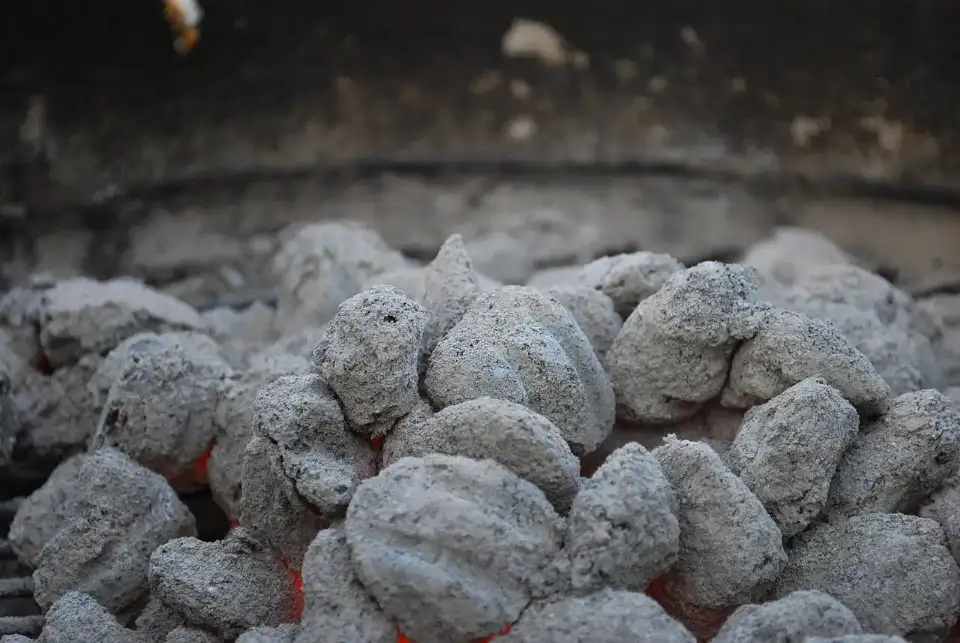 Briquetas de carbón encendidas